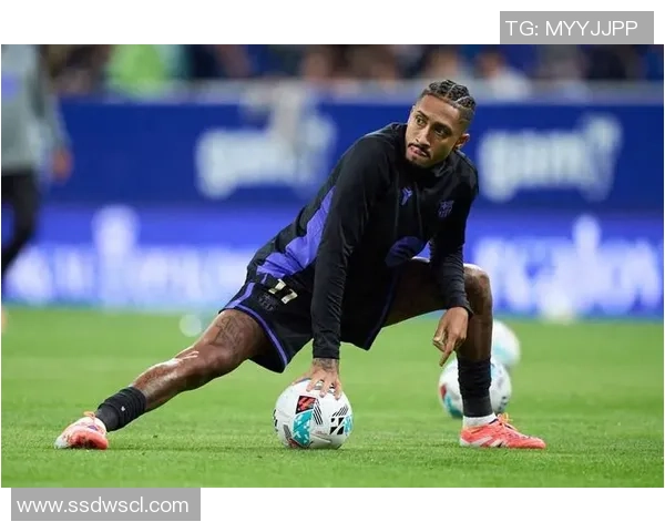 足球场上的守护者：那些为队友拼搏的明星球员们